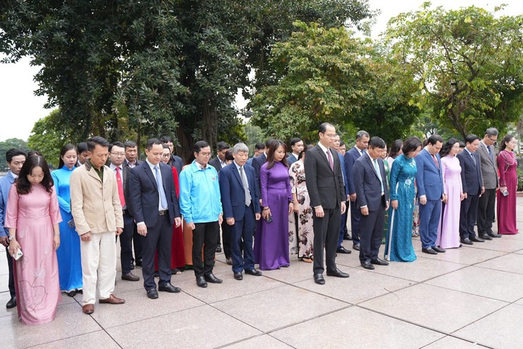 Đoàn đại biểu MTTQ thành phố Hà Nội dâng hoa tưởng nhớ Bác Hồ - Bác Tôn- Ảnh 2.