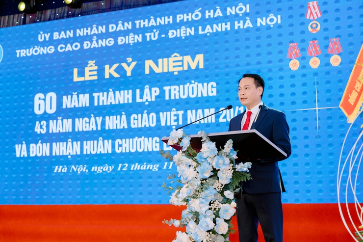 Trường Cao đẳng Điện tử - Điện lạnh Hà Nội vinh dự đón nhận Huân chương Lao động hạng Ba- Ảnh 2.