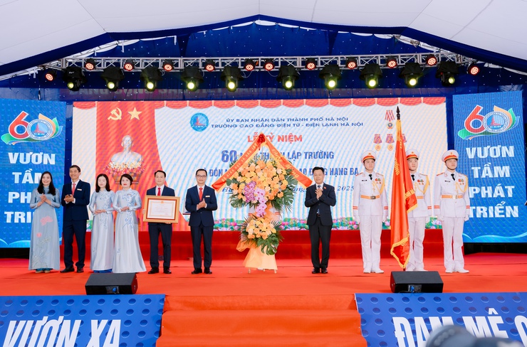Trường Cao đẳng Điện tử - Điện lạnh Hà Nội vinh dự đón nhận Huân chương Lao động hạng Ba- Ảnh 3.