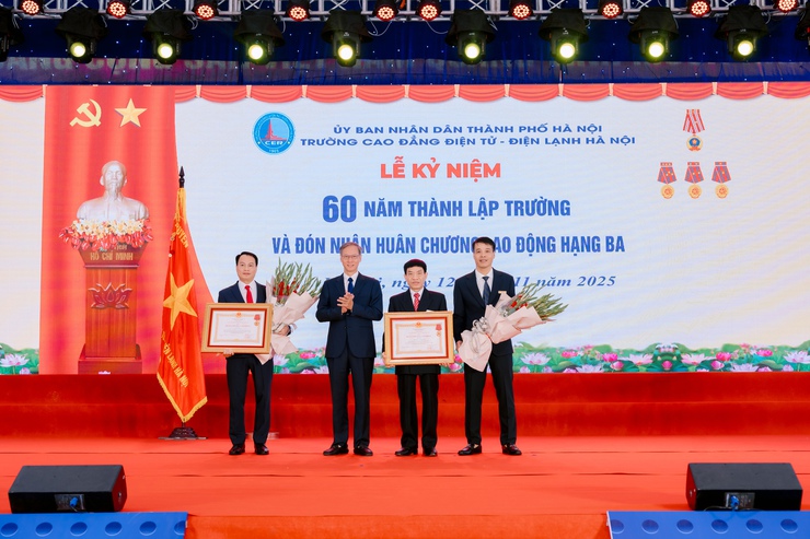 Trường Cao đẳng Điện tử - Điện lạnh Hà Nội vinh dự đón nhận Huân chương Lao động hạng Ba- Ảnh 5.
