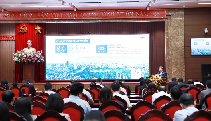 Hanoi discusses implementation plan of 18th city Party congress resolution- Ảnh 2.