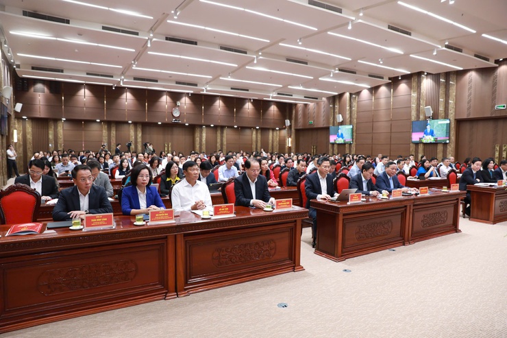 Hanoi officials study resolution of city's 18th Party Congress- Ảnh 2.