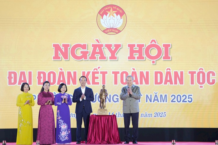 Tổng Bí thư Tô Lâm dự Ngày hội đại đoàn kết dân tộc với Nhân dân phường Thượng Cát- Ảnh 3.