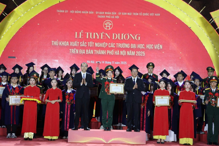 Hà Nội tuyên dương 95 Thủ khoa xuất sắc tốt nghiệp các trường đại học, học viện năm 2025- Ảnh 7.