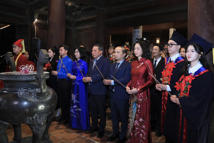 Hà Nội tuyên dương 95 Thủ khoa xuất sắc tốt nghiệp các trường đại học, học viện năm 2025- Ảnh 2.