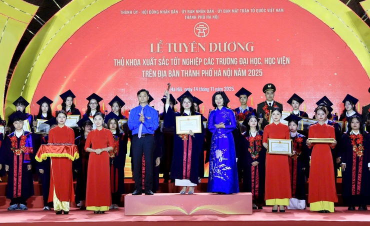 Hà Nội tuyên dương 95 Thủ khoa xuất sắc tốt nghiệp các trường đại học, học viện năm 2025- Ảnh 5.