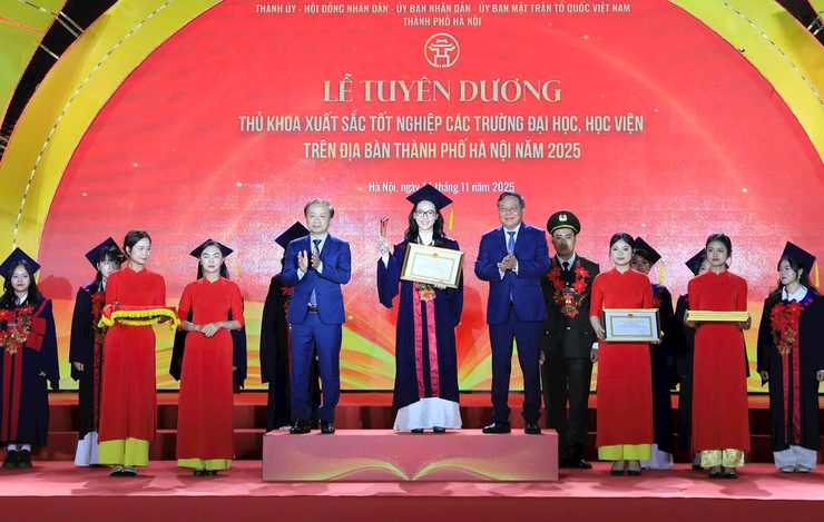 Hà Nội tuyên dương 95 Thủ khoa xuất sắc tốt nghiệp các trường đại học, học viện năm 2025- Ảnh 4.