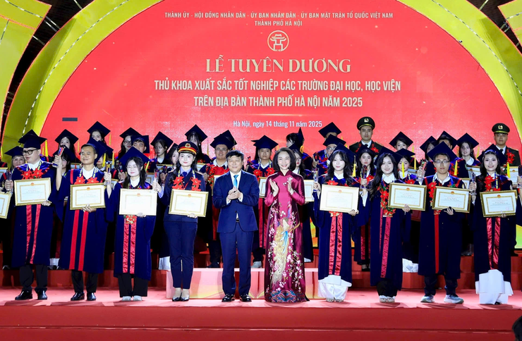 Hà Nội tuyên dương 95 Thủ khoa xuất sắc tốt nghiệp các trường đại học, học viện năm 2025- Ảnh 6.