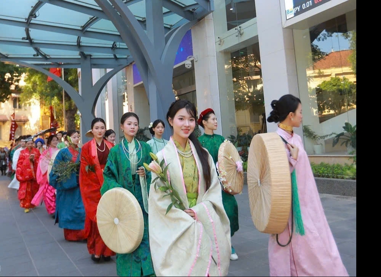 Diễu hành áo dài rực rỡ sắc màu văn hóa bên hồ Hoàn Kiếm- Ảnh 2.