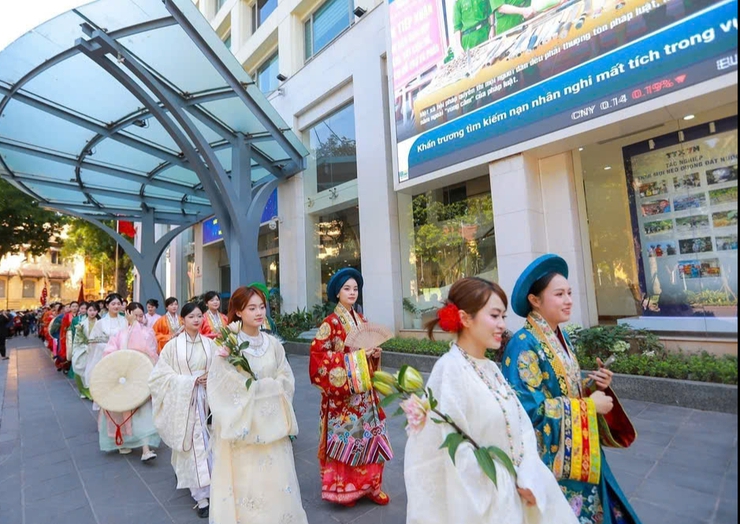 Diễu hành áo dài rực rỡ sắc màu văn hóa bên hồ Hoàn Kiếm- Ảnh 4.