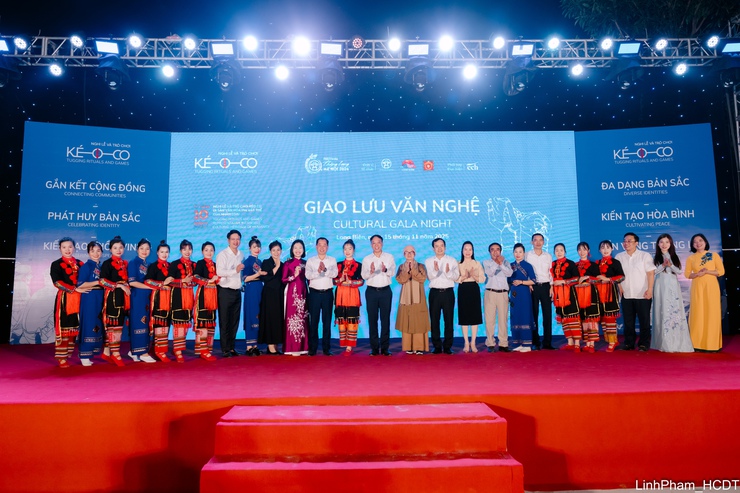 Đặc sắc chương trình giao lưu văn nghệ giữa các cộng đồng thực hành Nghi lễ và trò chơi Kéo co ngồi- Ảnh 18.