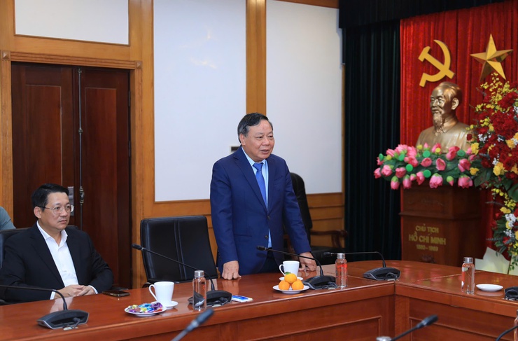 Phó Bí thư Thường trực Thành ủy Nguyễn Văn Phong chúc mừng Ngày Nhà giáo Việt Nam- Ảnh 1.