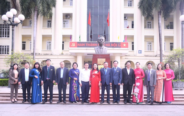 Phó Bí thư Thường trực Thành ủy Nguyễn Văn Phong chúc mừng Ngày Nhà giáo Việt Nam- Ảnh 4.