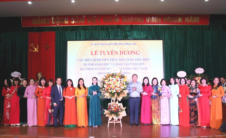 Phường Hồng Hà tuyên dương các điển hình tiên tiến, nhà giáo tiêu biểu- Ảnh 1.
