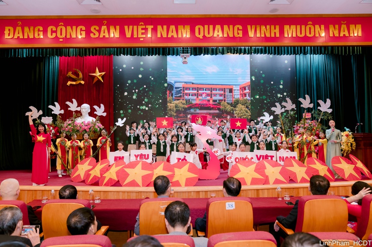 Phường Việt Hưng tuyên dương nhiều tập thể, cá nhân nhân Ngày Nhà giáo Việt Nam 20/11- Ảnh 1.