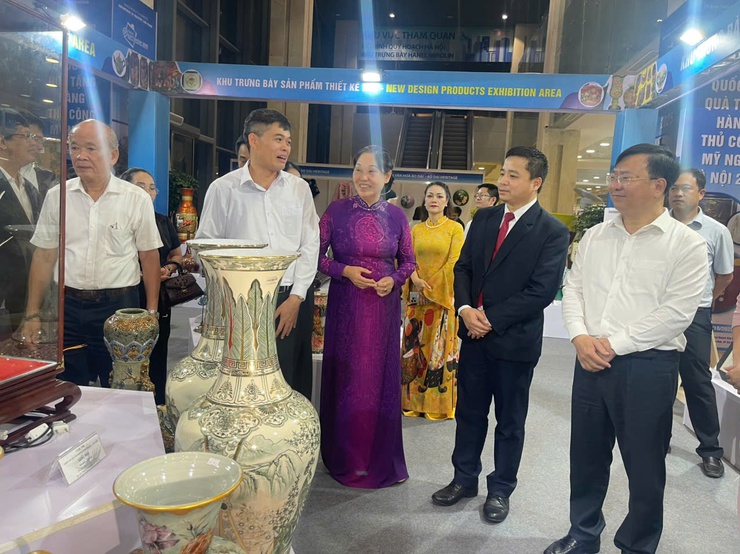 Khai mạc Triển lãm chuyên đề ngành thêu ren, lụa, áo dài, túi vải 2025- Ảnh 3.