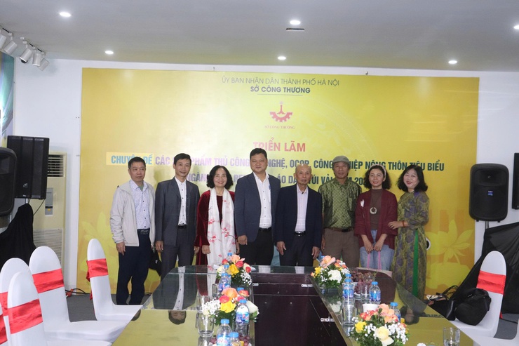 Khai mạc Triển lãm chuyên đề ngành thêu ren, lụa, áo dài, túi vải 2025- Ảnh 1.