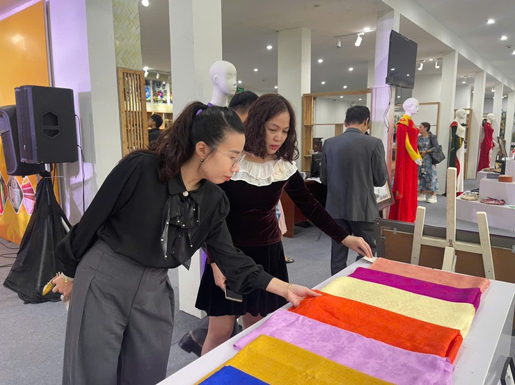 Khai mạc Triển lãm chuyên đề ngành thêu ren, lụa, áo dài, túi vải 2025- Ảnh 6.