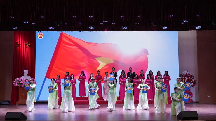 Phường Cầu Giấy tuyên dương các điển hình nhà giáo mẫu mực tiêu biểu năm học 2024 - 2025- Ảnh 1.