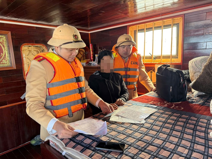 Cảnh sát giao thông đường thủy Hà Nội ra quân xử lý 4 nhóm hành vi vi phạm- Ảnh 2.