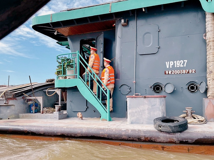 Cảnh sát giao thông đường thủy Hà Nội ra quân xử lý 4 nhóm hành vi vi phạm- Ảnh 1.