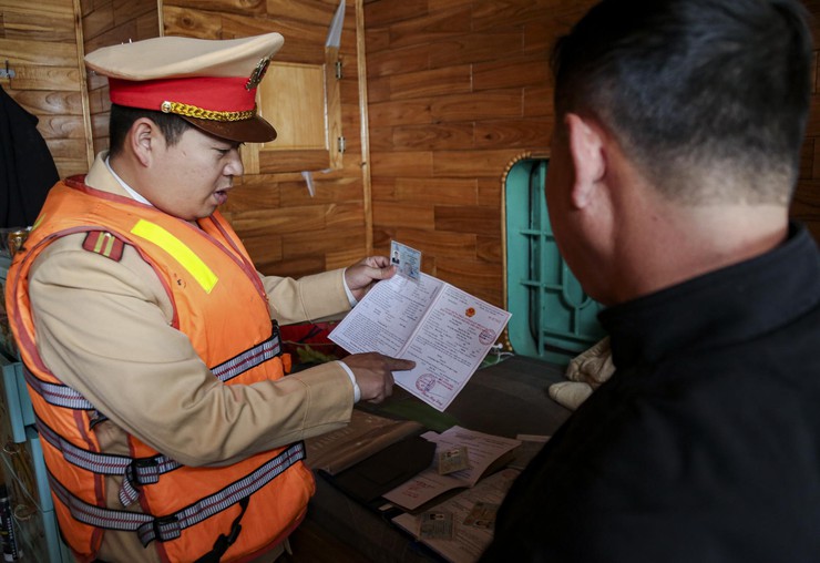 Cảnh sát giao thông đường thủy Hà Nội ra quân xử lý 4 nhóm hành vi vi phạm- Ảnh 3.