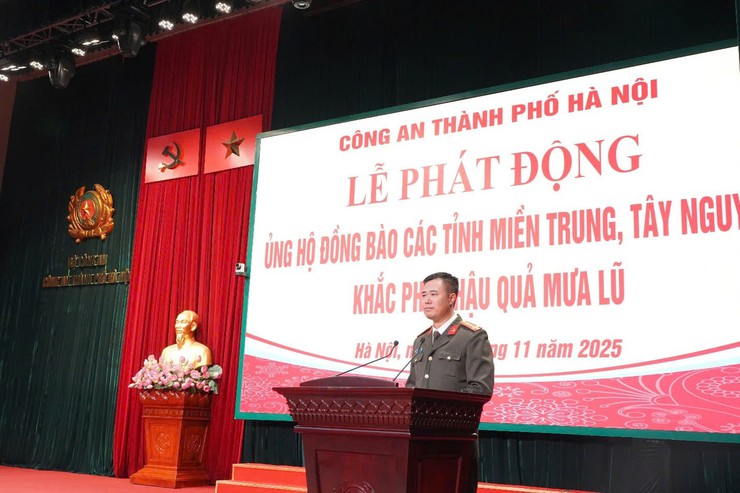 Công an thành phố Hà Nội quyên góp ủng hộ đồng bào bị thiệt hại do bão lũ- Ảnh 1.