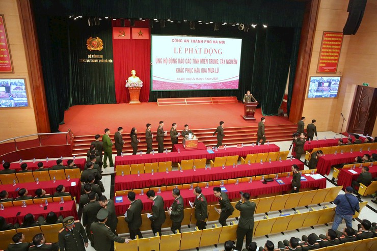 Công an thành phố Hà Nội quyên góp ủng hộ đồng bào bị thiệt hại do bão lũ- Ảnh 2.