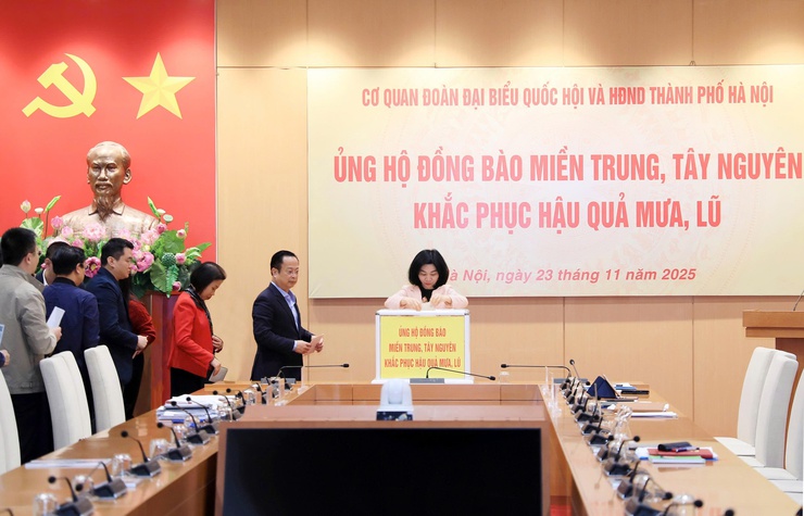 Hanoi steps up support for central and highlands residents after severe floods- Ảnh 1.