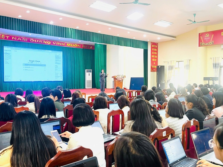 UBND xã Ô Diên tổ chức tập huấn, ứng dụng trí tuệ nhân tạo AI trong quản lý và giảng dạy- Ảnh 2.