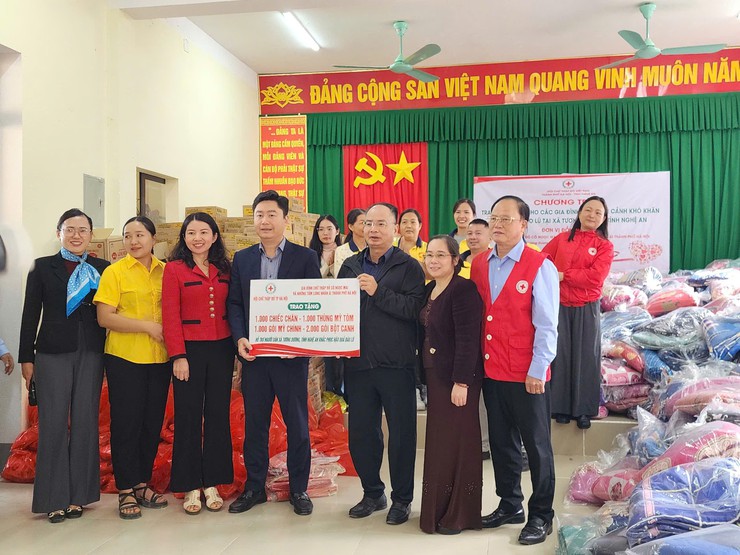 Hội Chữ thập đỏ thành phố Hà Nội trao 1.000 suất quà tặng người dân bị ảnh hưởng mưa lũ- Ảnh 1.