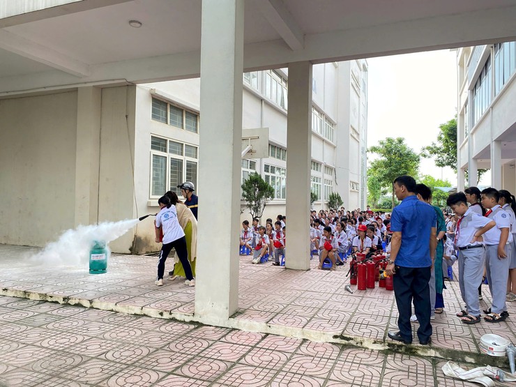 Hàng trăm học sinh thực tập kỹ năng phòng cháy, chữa cháy- Ảnh 1.