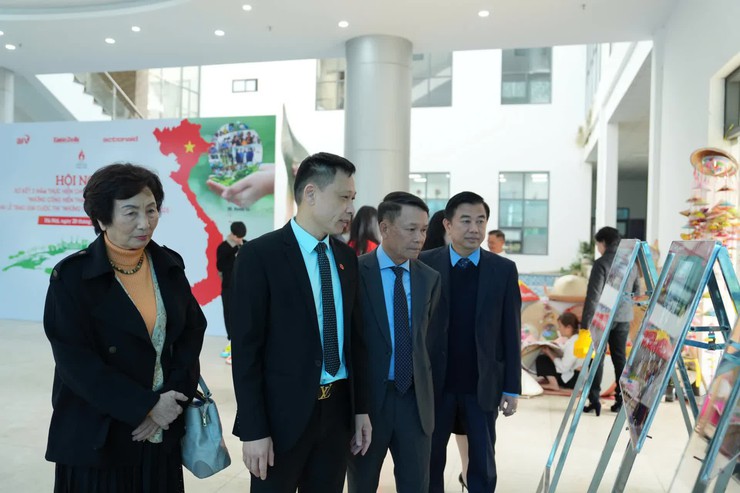 Hanoi honors winners of the 2025 Unsung Heroes Writing Competition- Ảnh 3.