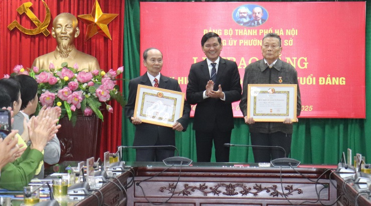 Phường Yên Sở: Trao Huy hiệu Đảng tặng 13 đảng viên lão thành- Ảnh 1.