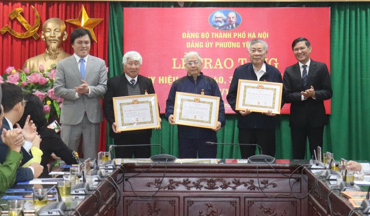 Phường Yên Sở: Trao Huy hiệu Đảng tặng 13 đảng viên lão thành- Ảnh 2.