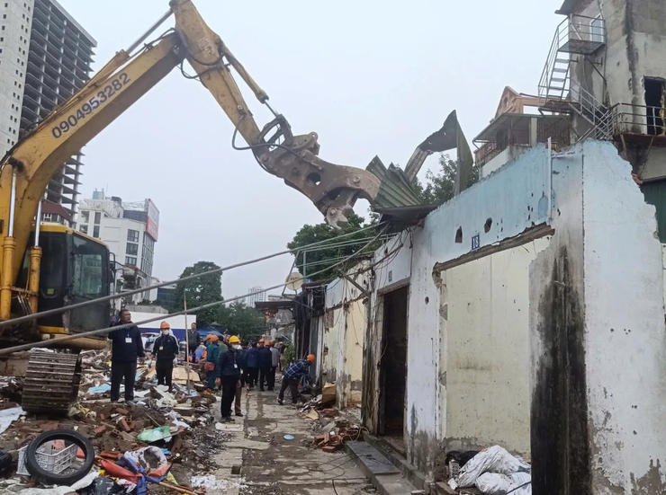 Phường Ô Chợ Dừa cưỡng chế giải phóng mặt bằng, đẩy nhanh tiến độ dự án đường Vành đai I- Ảnh 2.