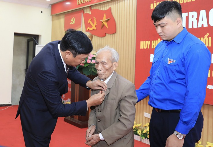 Trao tặng Huy hiệu Đảng đợt 7/11 tới 86 đảng viên phường Văn Miếu - Quốc Tử Giám- Ảnh 1.