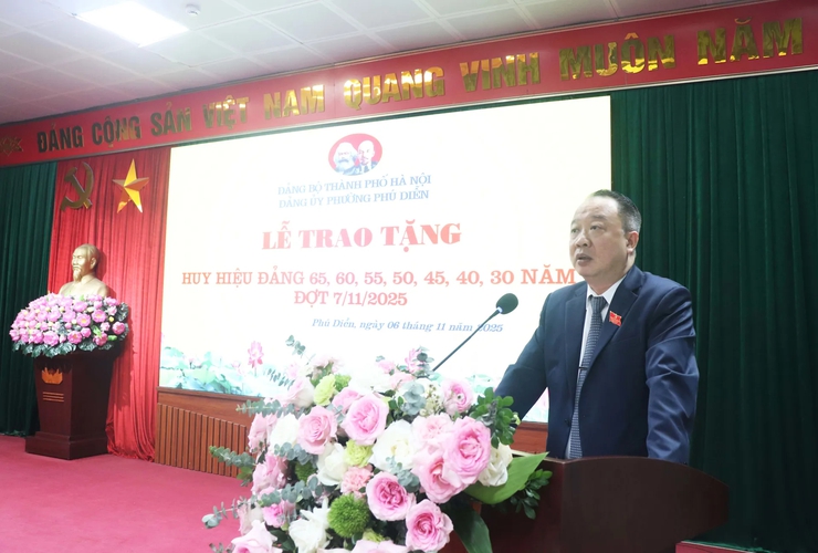 Phường Phú Diễn trao tặng Huy hiệu Đảng đợt 07/11- Ảnh 1.