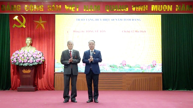 Phường Phú Diễn trao tặng Huy hiệu Đảng đợt 07/11- Ảnh 2.