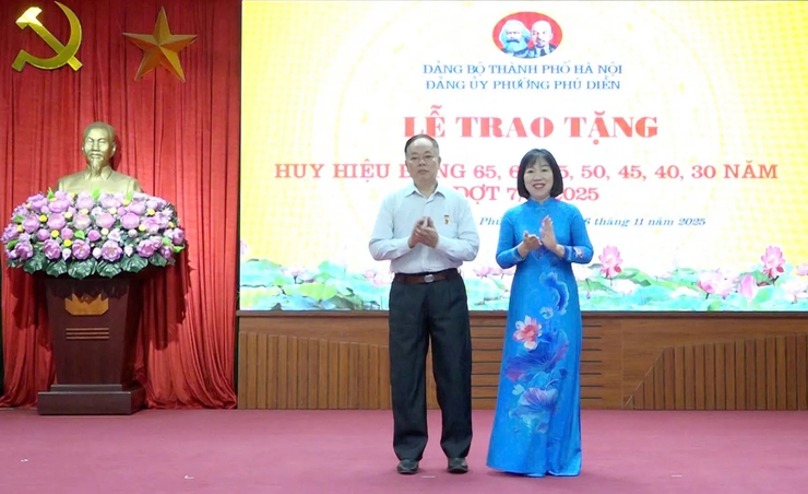 Phường Phú Diễn trao tặng Huy hiệu Đảng đợt 07/11- Ảnh 3.