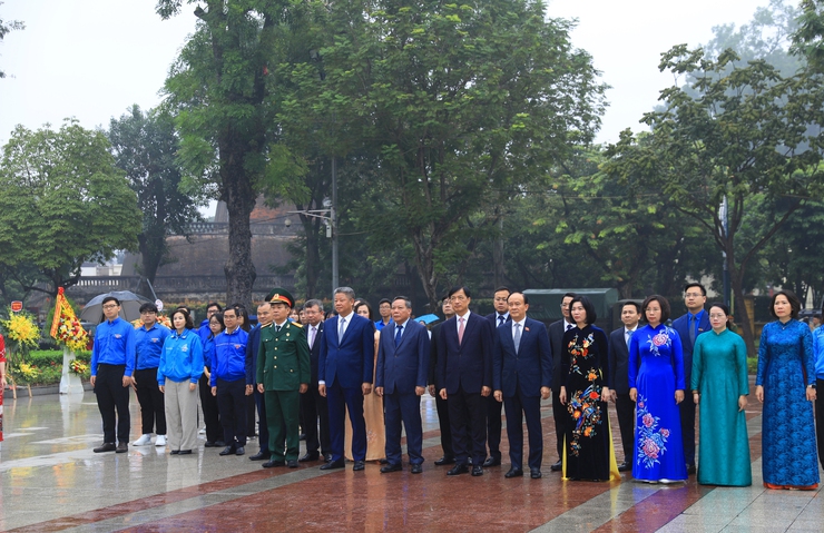 Lãnh đạo thành phố Hà Nội dâng hoa kỷ niệm 108 năm Cách mạng Tháng Mười Nga- Ảnh 1.