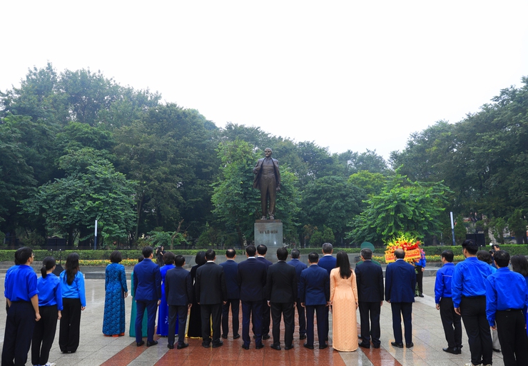 Lãnh đạo thành phố Hà Nội dâng hoa kỷ niệm 108 năm Cách mạng Tháng Mười Nga- Ảnh 4.