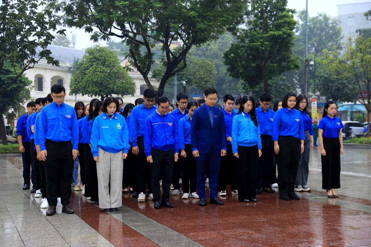 Lãnh đạo thành phố Hà Nội dâng hoa kỷ niệm 108 năm Cách mạng Tháng Mười Nga- Ảnh 5.