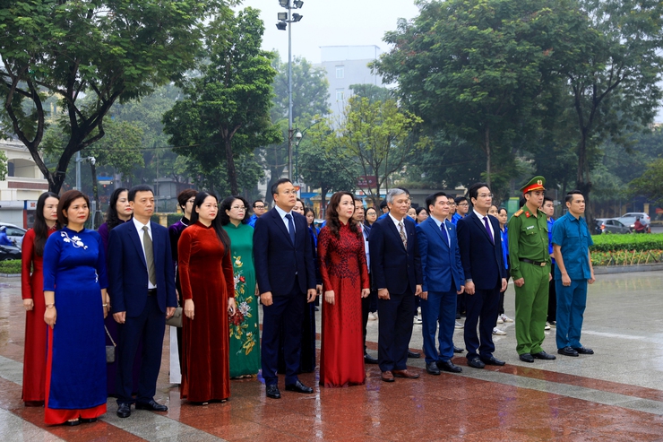 Lãnh đạo thành phố Hà Nội dâng hoa kỷ niệm 108 năm Cách mạng Tháng Mười Nga- Ảnh 6.