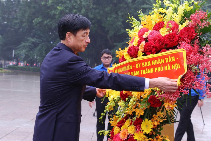 Lãnh đạo thành phố Hà Nội dâng hoa kỷ niệm 108 năm Cách mạng Tháng Mười Nga- Ảnh 2.