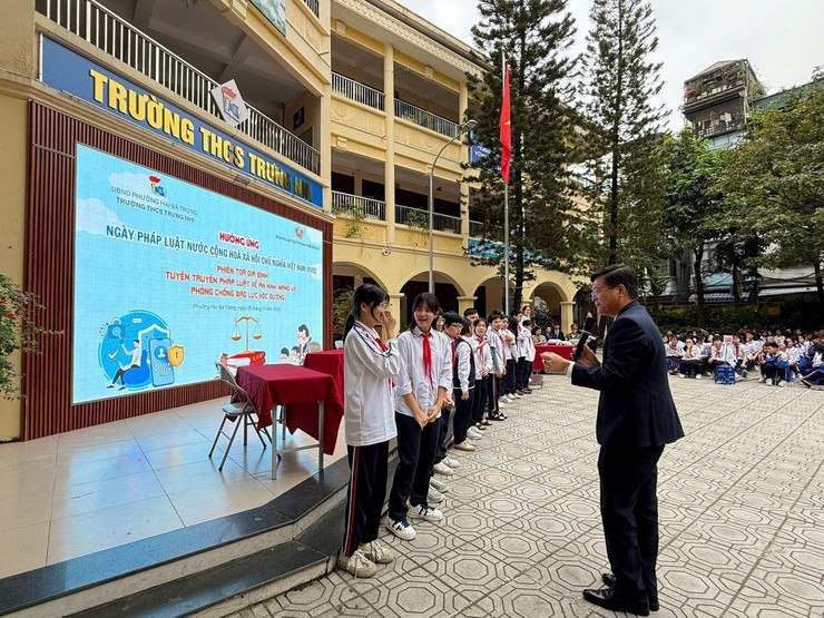 Phòng Văn hóa - Xã hội phường Hai Bà Trưng tổ chức phiên tòa giả định hưởng ứng Ngày Pháp luật Việt Nam (09/11): đưa pháp luật sống động đến học đường.- Ảnh 2.