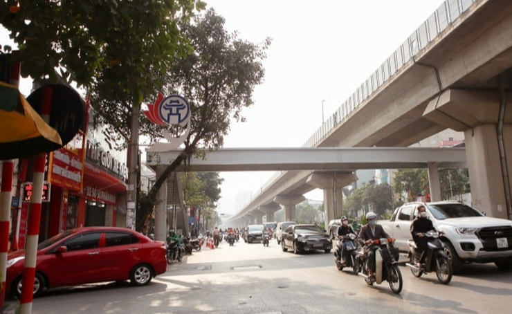 Phân luồng giao thông để di chuyển, lắp đặt cầu đi bộ trên đường Xuân Thủy- Ảnh 1.