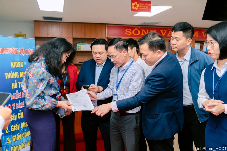 Phường Việt Hưng ra mắt mô hình Kiosk thông minh hỗ trợ thực hiện dịch vụ công trực tuyến- Ảnh 6.