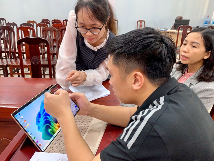 Công an xã Thượng Phúc làm sạch hơn 5.000 giấy phép lái xe và hơn 13.000 dữ liệu đăng ký phương tiện.- Ảnh 6.