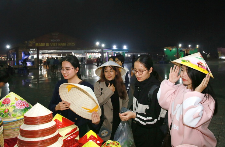 Khai mạc Hội chợ ‘Made in Vietnam” năm 2025- Ảnh 4.